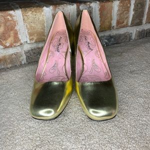 Anne Michelle Gold metallic heel.